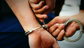 Un polițist din cadrul INI, reținut de CNA, iar altul este cercetat în libertate